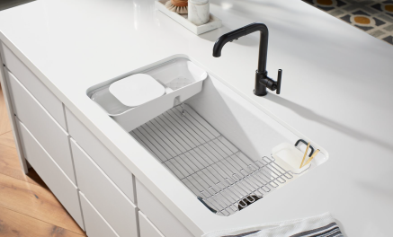 Fregador blanco con grifo negro y escurridor integrado
