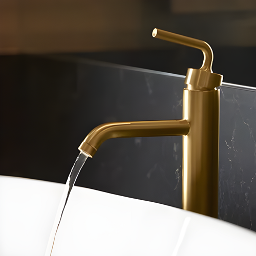 llave de lavamanos dorada con diseno elegante 