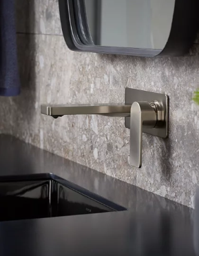 llave de lavamanos empotrada en la pared 